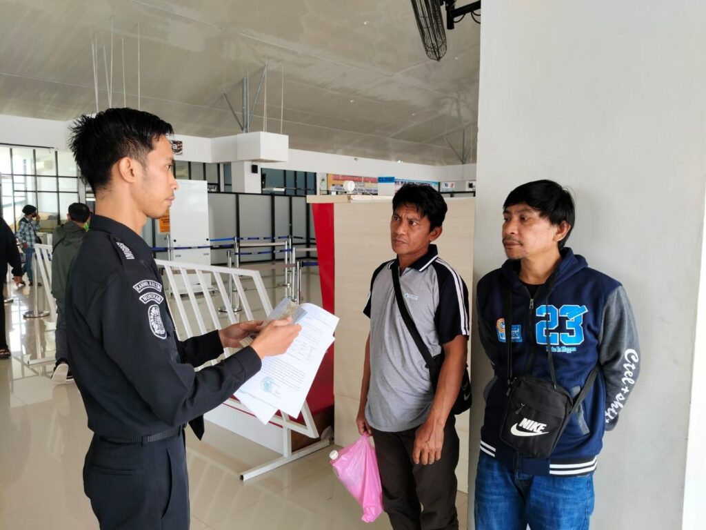 Petugas Imigrasi Nunukan melakukan pemeriksaan dokumen keberangkatan kepada calon penumpang yang diduga pekerja migran ilegal.